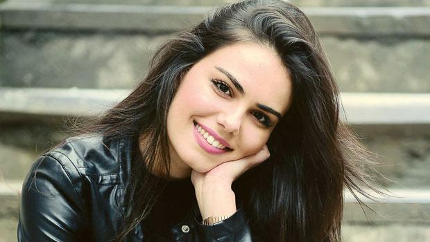 Özgü Kaya: Sahne Işığında Türkiye Yeşerdiği Güçlü Bir Yetenek Portresi