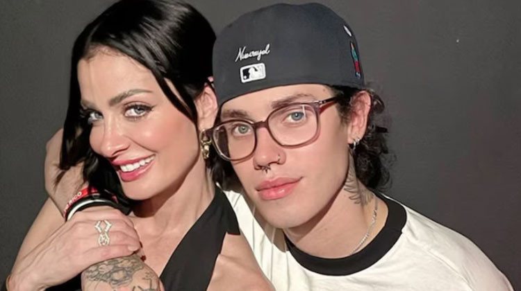 Ünlü şarkıcının yedi çocuğundan biri yeni yaşına girdi... Taçlı güzel annesi mutluluktan uçtu: Artık sadece oğlum değil arkadaşımsın