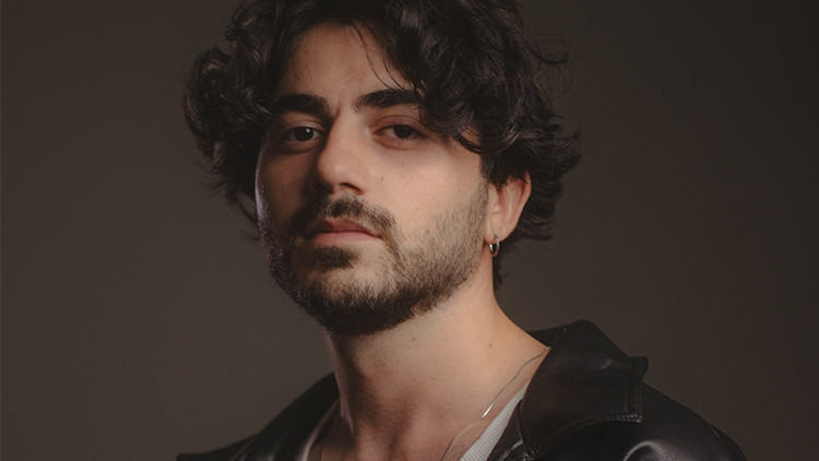 Vugar 'Özlüyor mu' ile geri döndü: Artık bir şarkı çıkarıp kaybolmak yok